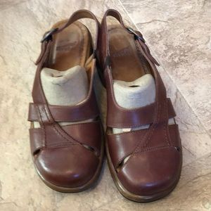 Ladies shoes maroon color sz 9/39 by Dansko
